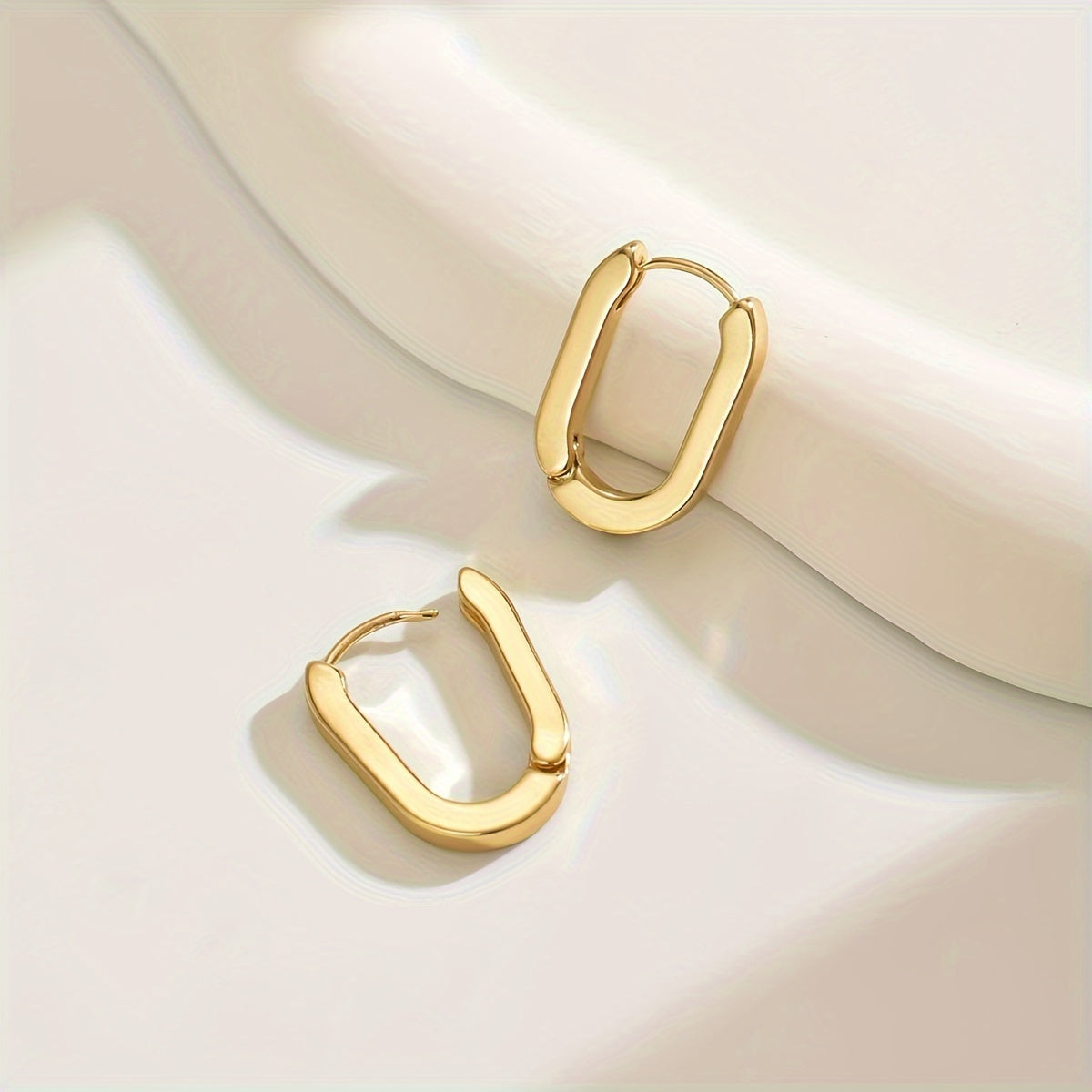 Boucles d'oreilles créoles élégantes de forme géométrique