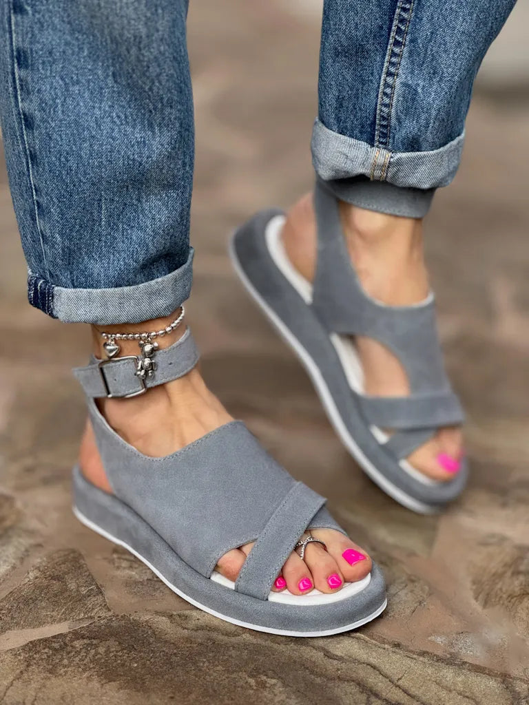 Kasey | sandales romaines tendance avec boucle en forme de poisson pour l'été
