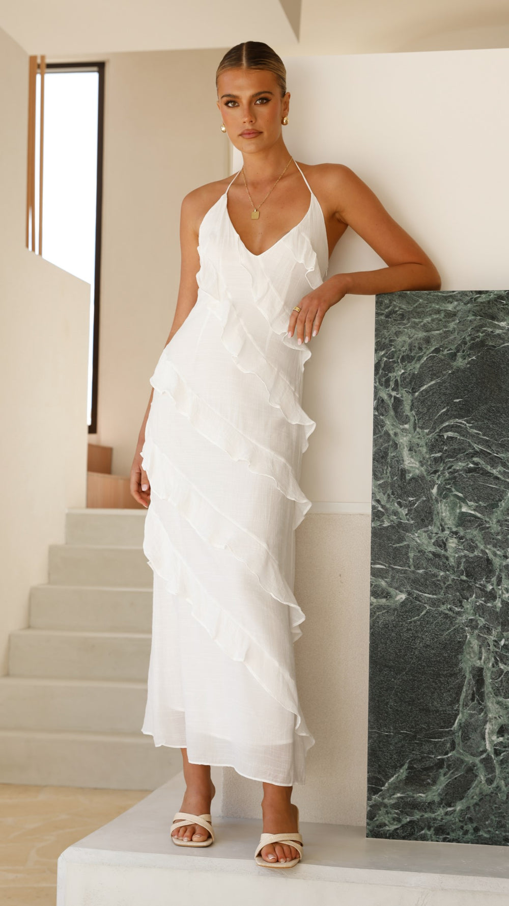 Robe longue moderne et légère avec cordon délicat au col et volants diagonaux