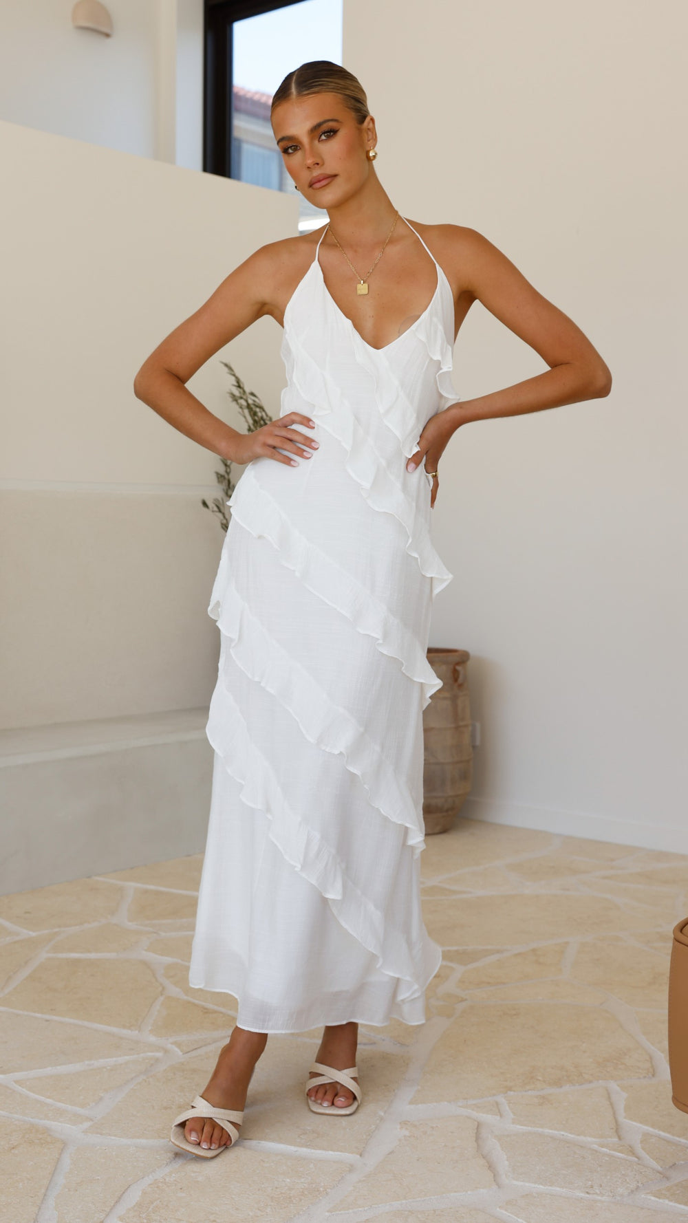 Robe longue moderne et légère avec cordon délicat au col et volants diagonaux