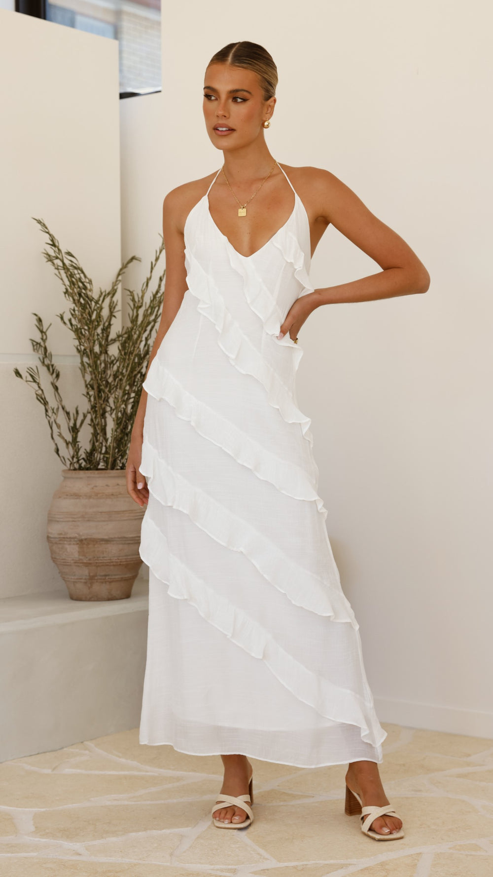 Robe longue moderne et légère avec cordon délicat au col et volants diagonaux