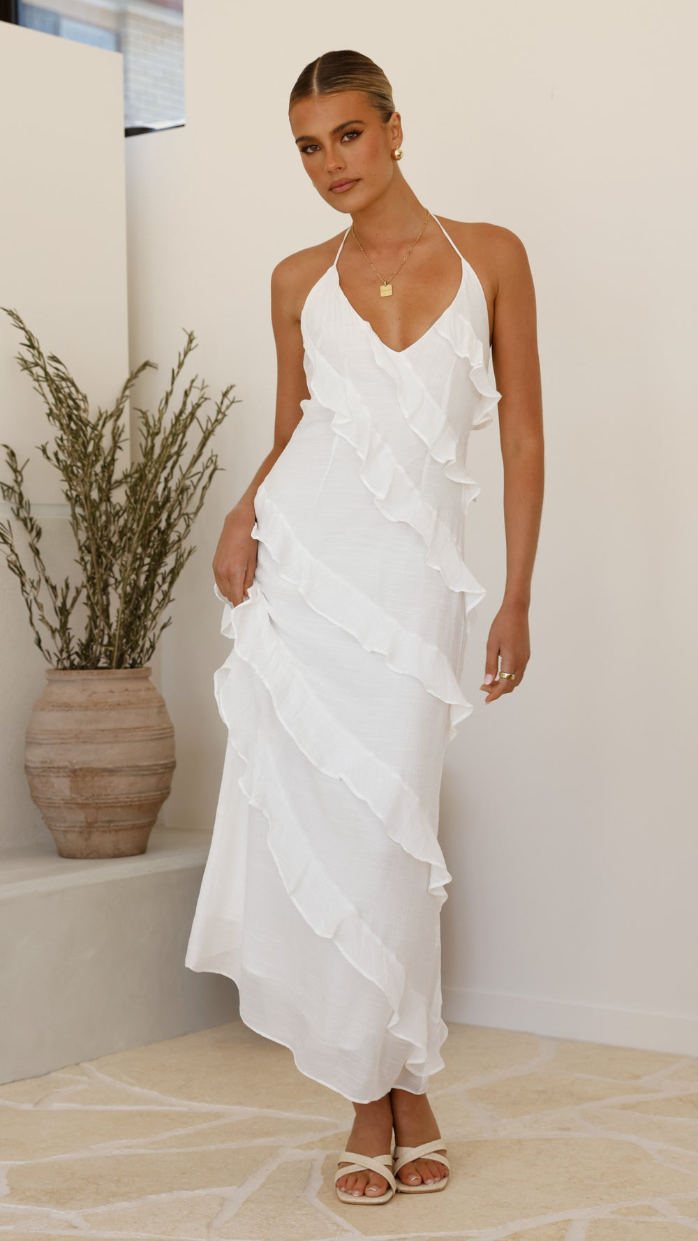 Robe longue moderne et légère avec cordon délicat au col et volants diagonaux