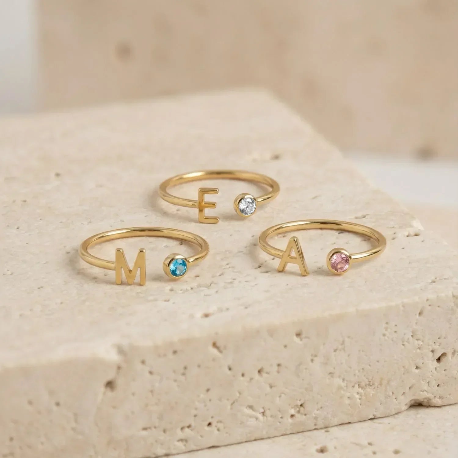 Bague réglable avec pierre de naissance initiale