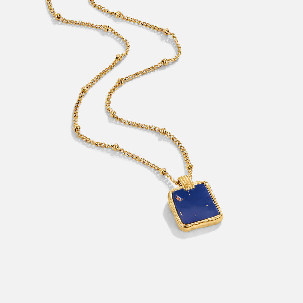 Le collier pendentif bleu