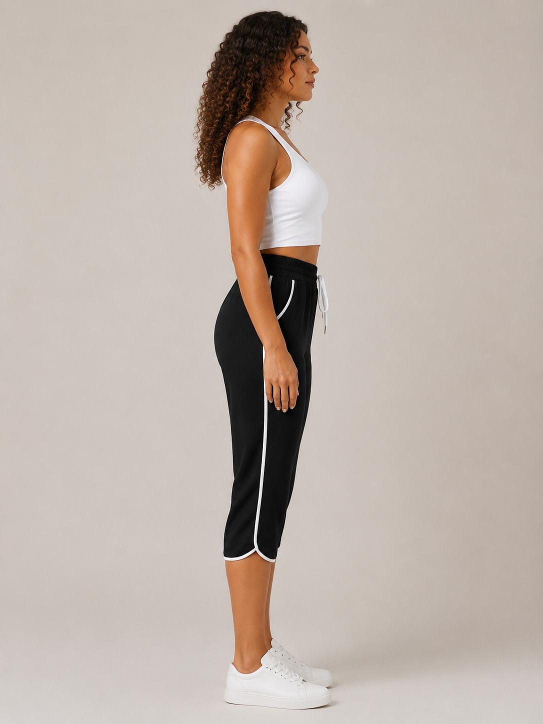 Tilmara - Pantalon capri pour femmes avec bande contrastante sur le côté et cordon de serrage