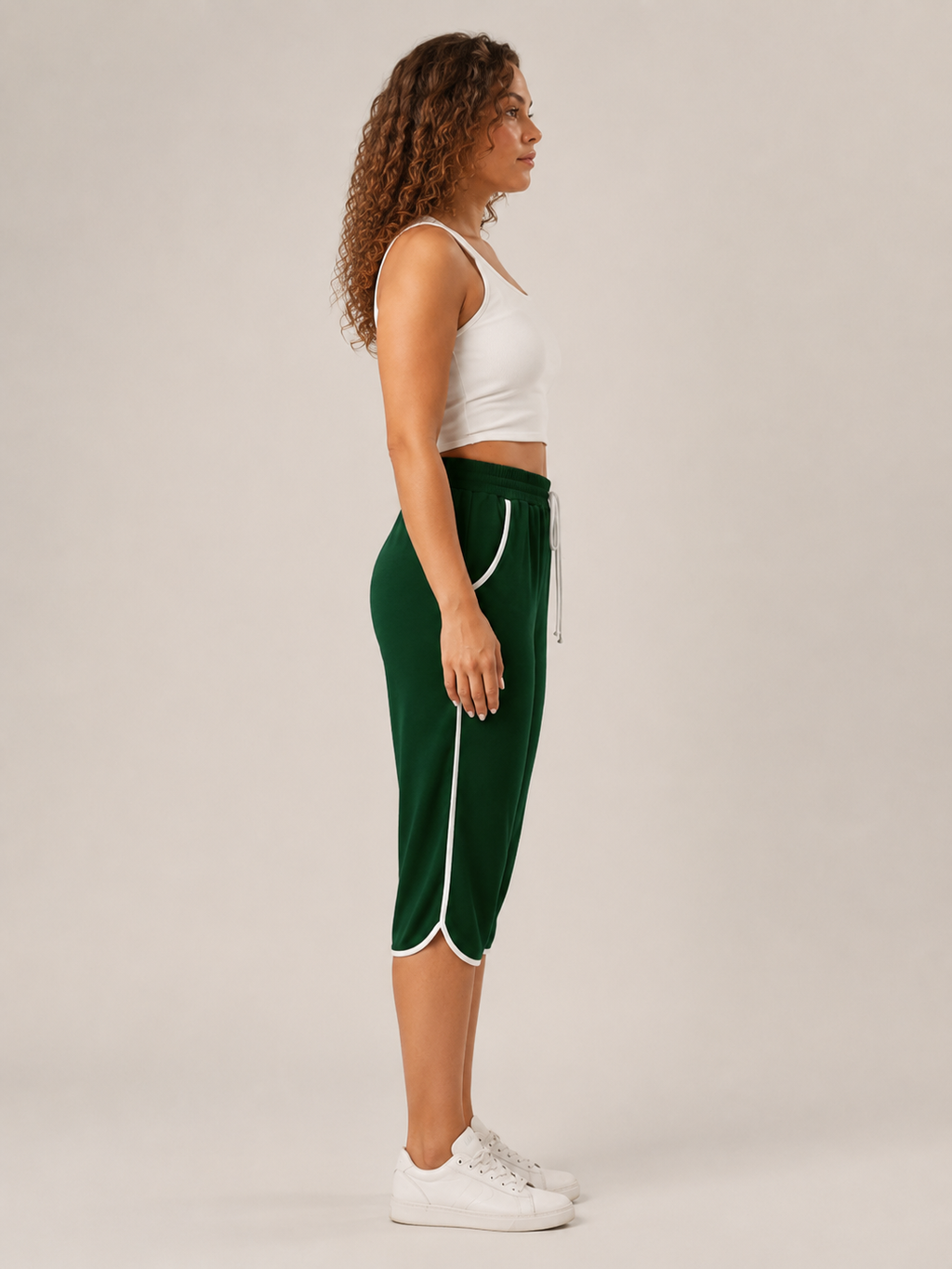 Tilmara - Pantalon capri pour femmes avec bande contrastante sur le côté et cordon de serrage