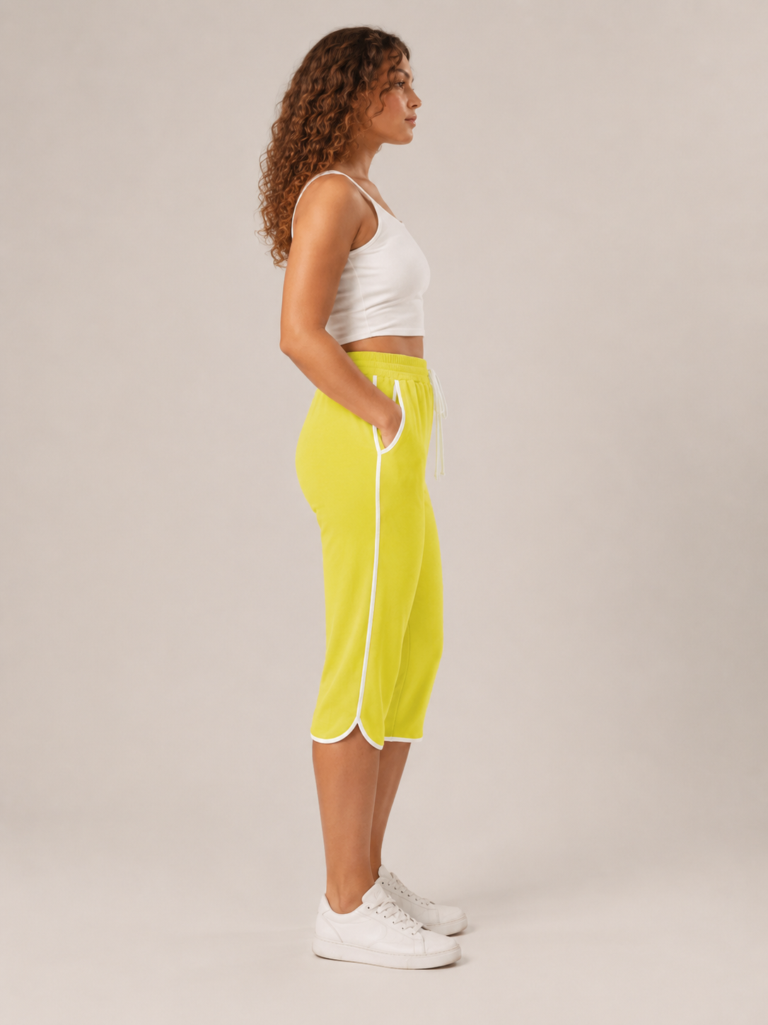 Tilmara - Pantalon capri pour femmes avec bande contrastante sur le côté et cordon de serrage