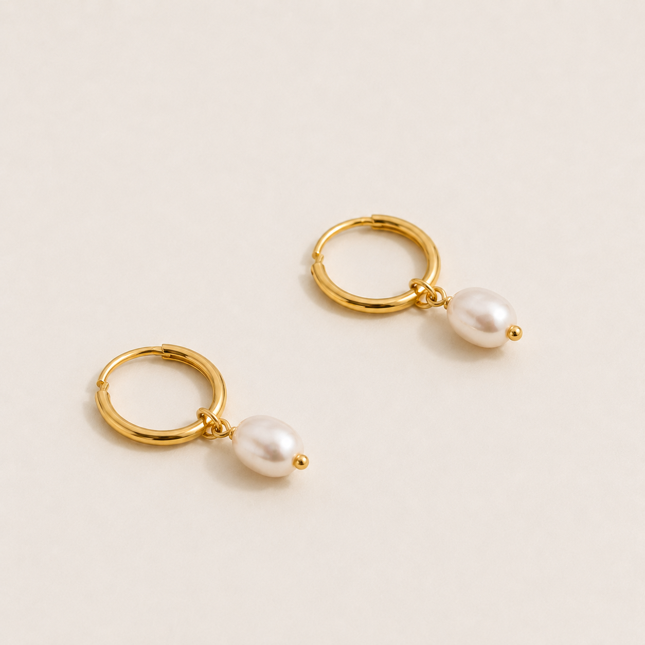 Boucles d'oreilles créoles Bella avec perles d'eau douce