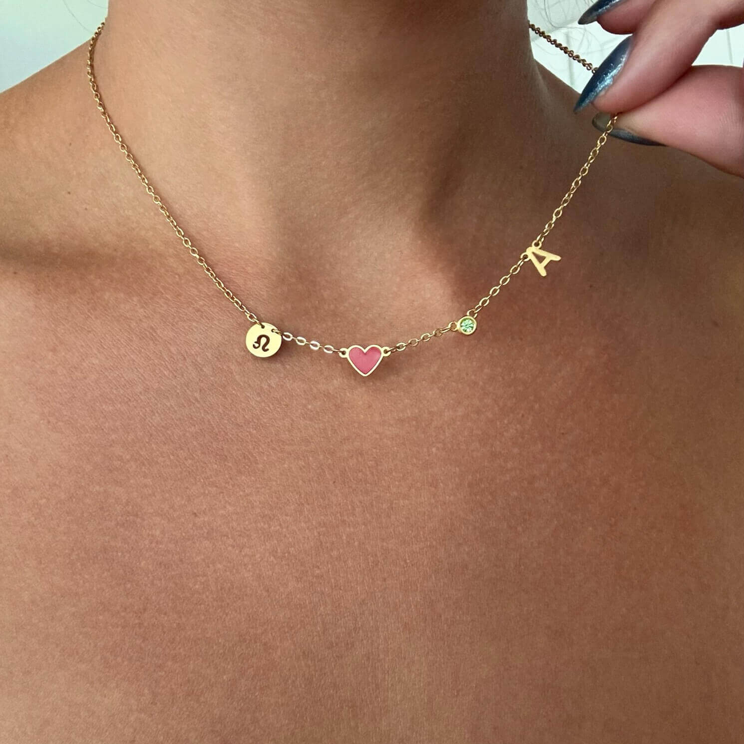 Collier avec initiale, pierre de naissance et signe du zodiaque