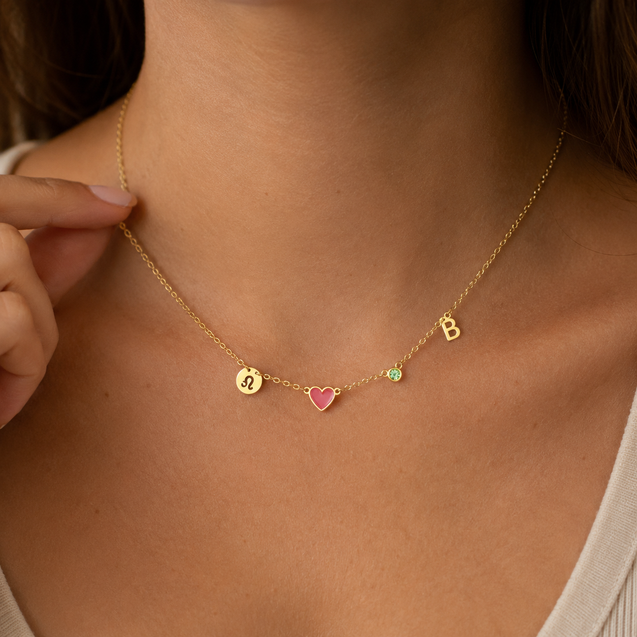 Collier avec initiale, pierre de naissance et signe du zodiaque