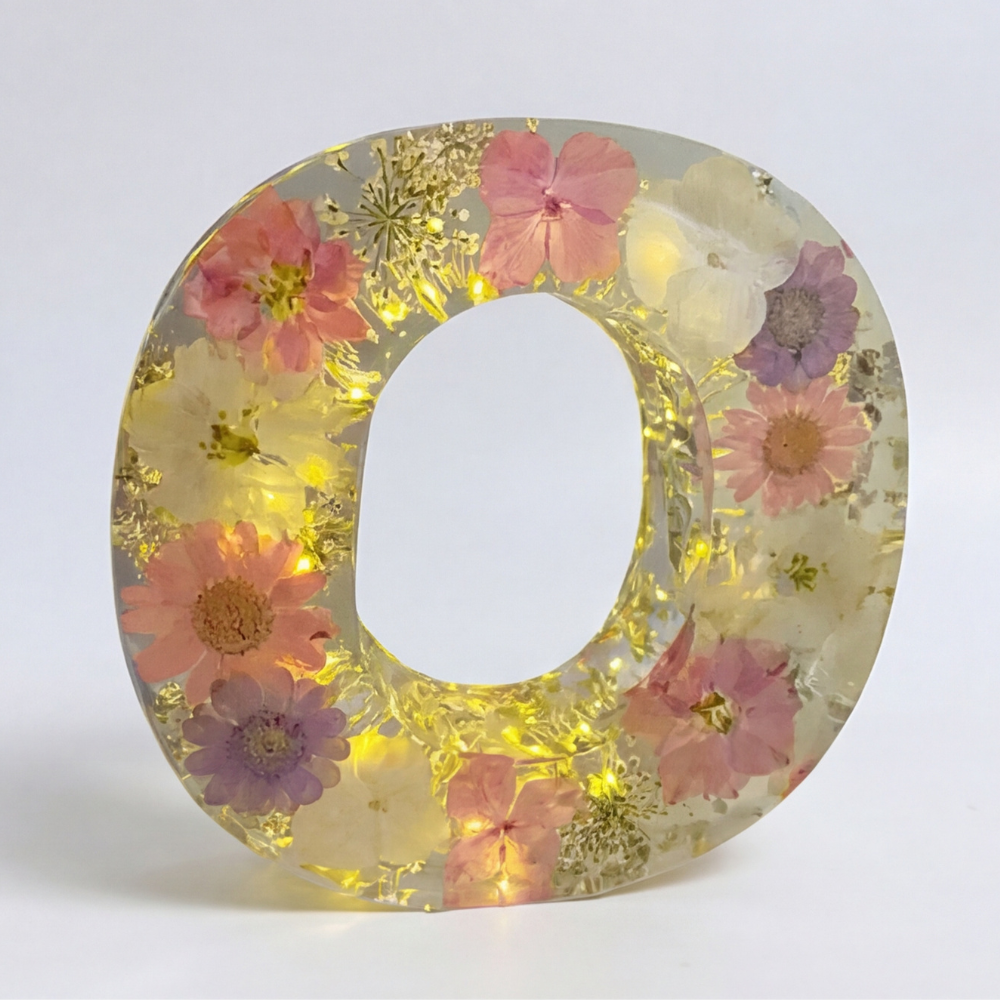 Florenza – Lettre lumineuse en résine florale personnalisée