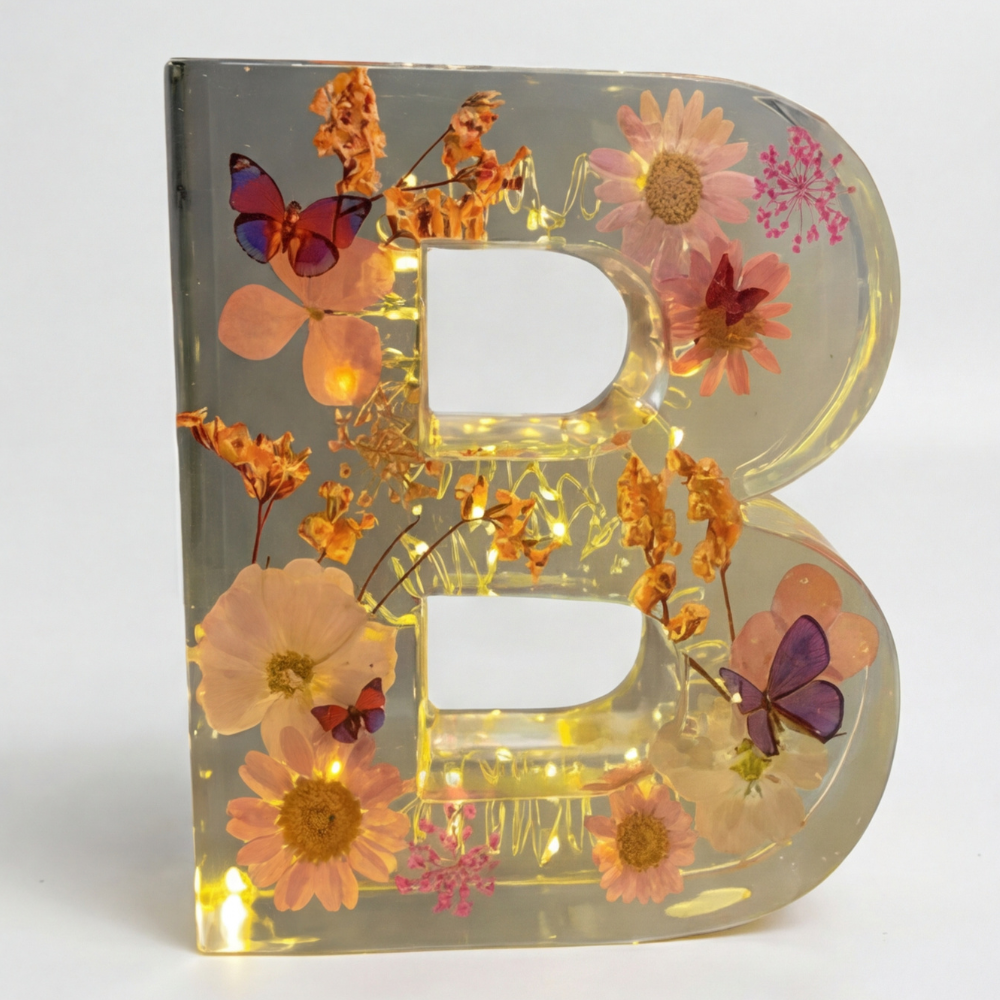 Florenza – Lettre lumineuse en résine florale personnalisée
