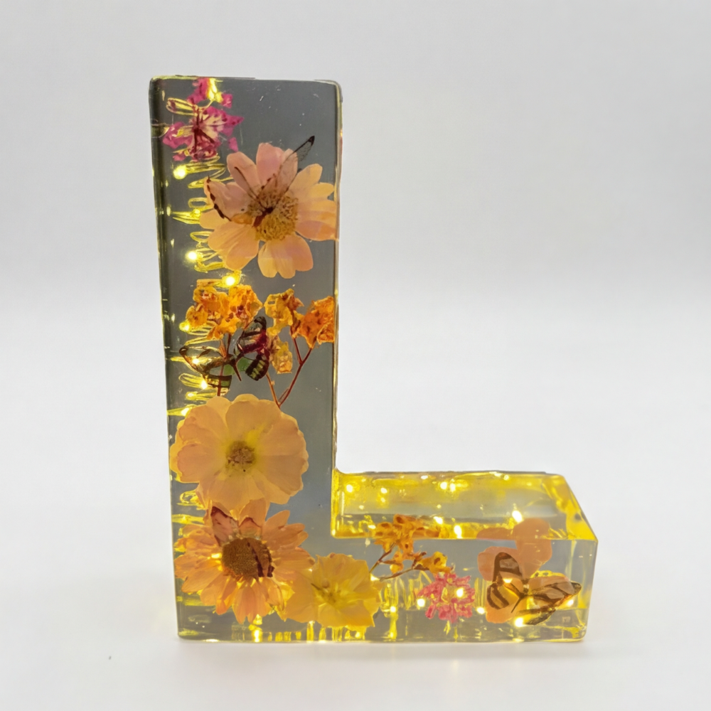 Florenza – Lettre lumineuse en résine florale personnalisée