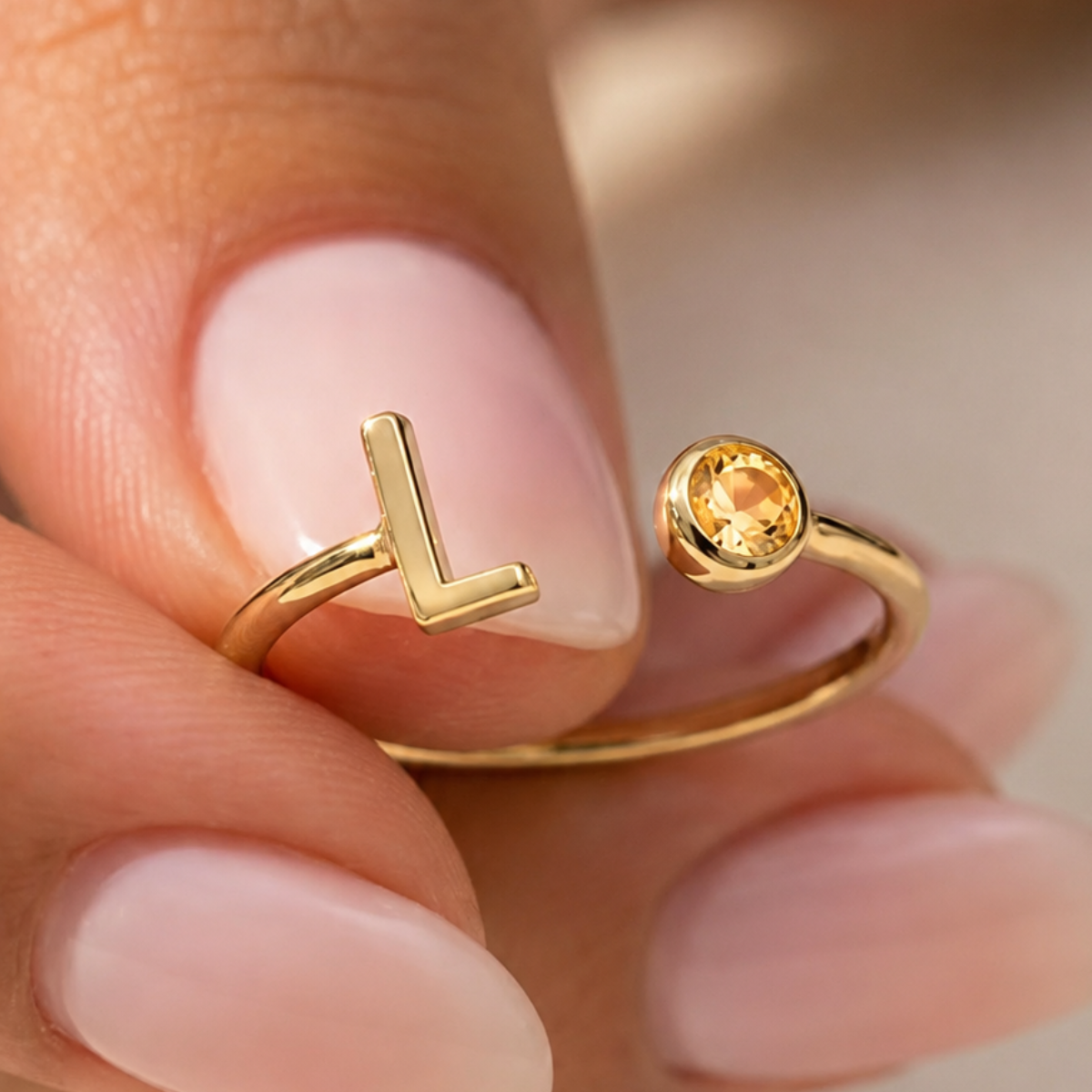 Bague réglable avec pierre de naissance initiale