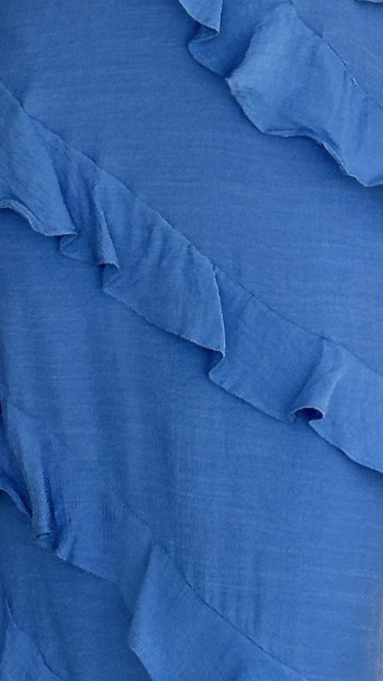 Robe longue moderne et légère avec cordon délicat au col et volants diagonaux
