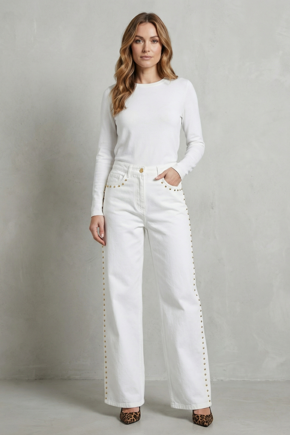 Jean Droit Femme Valdenza – Blanc, Détails Studs Dorés