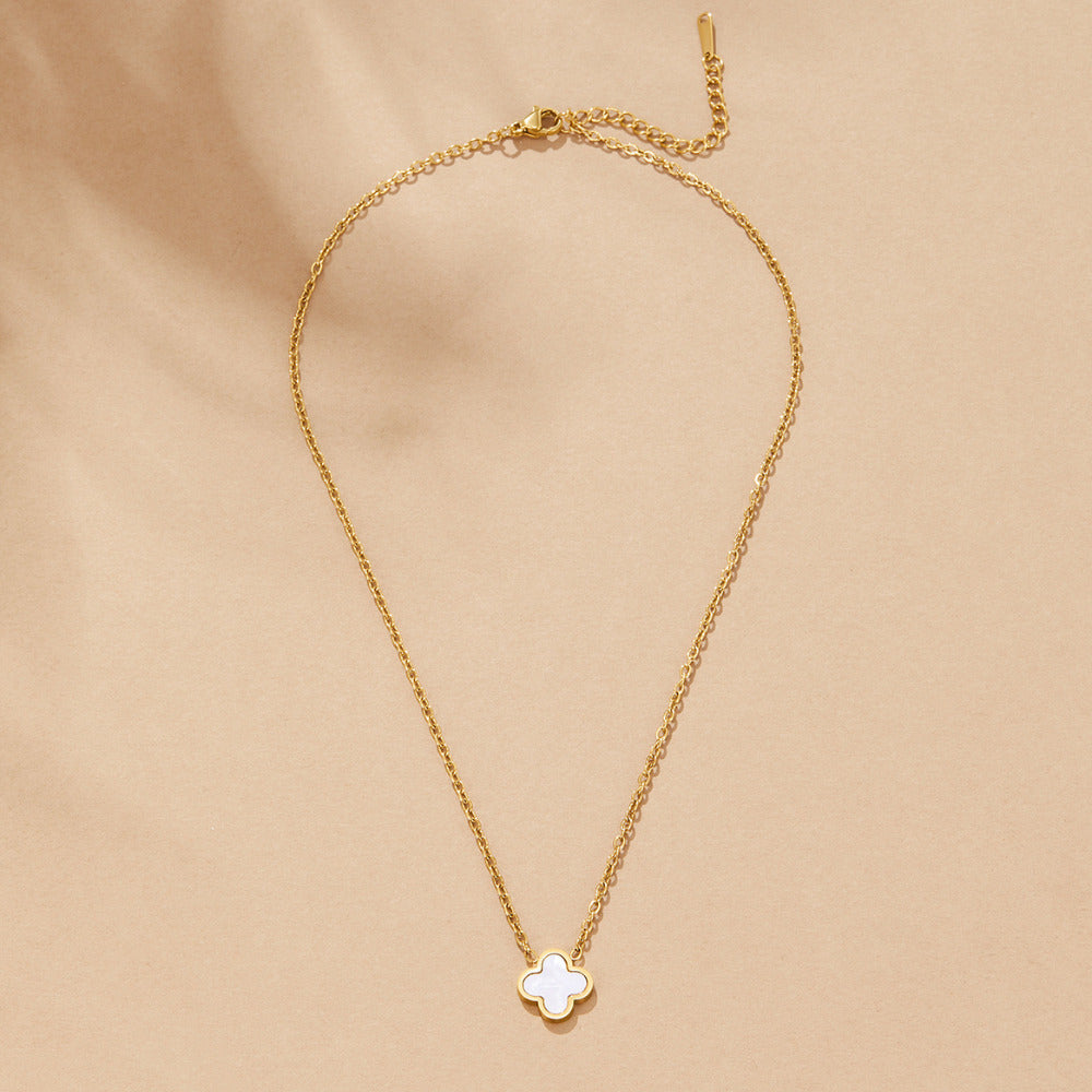 Le collier trèfle blanc