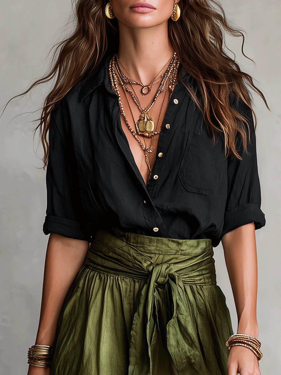 Vera – Ensemble de deux pièces : t-shirt noir et jupe midi verte olive