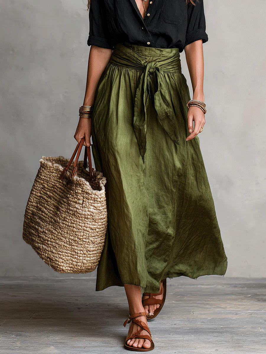 Vera – Ensemble de deux pièces : t-shirt noir et jupe midi verte olive