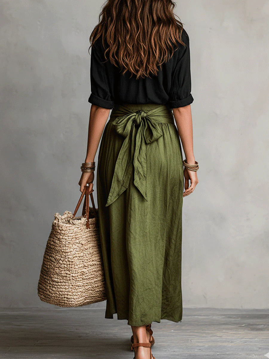 Vera – Ensemble de deux pièces : t-shirt noir et jupe midi verte olive