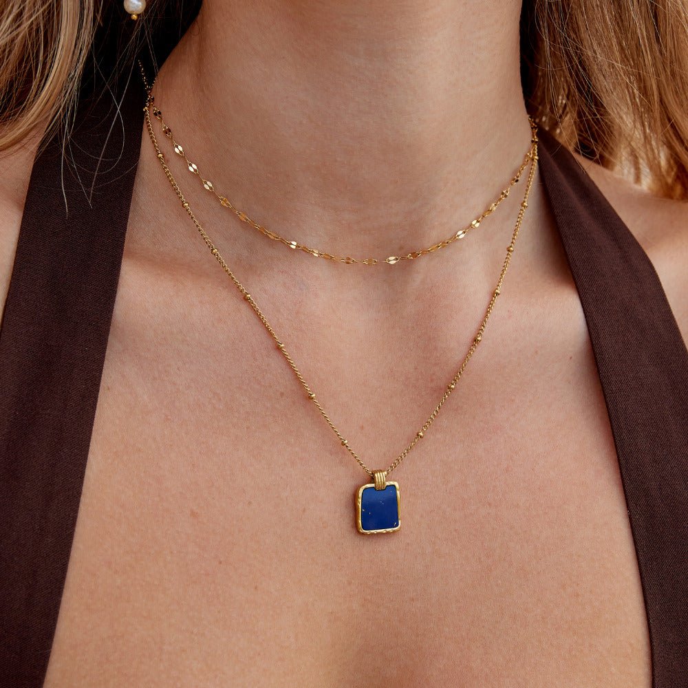 Le collier pendentif bleu