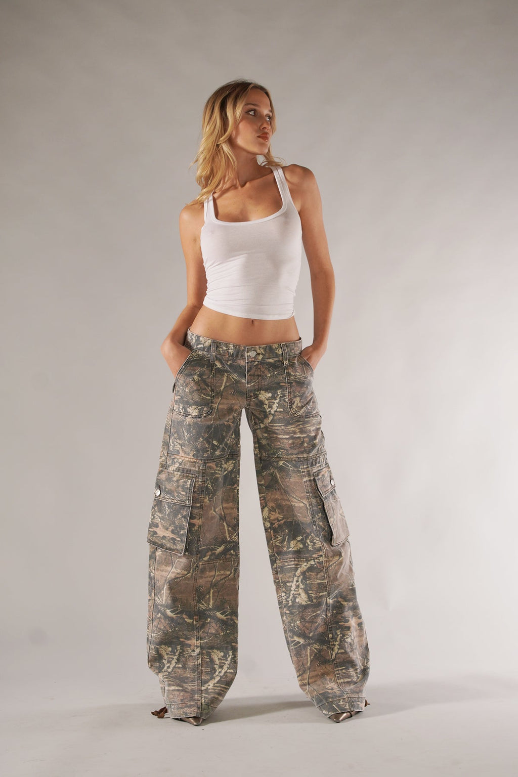 Pantalon cargo pour dames avec motif camouflage et poches latérales appliquées