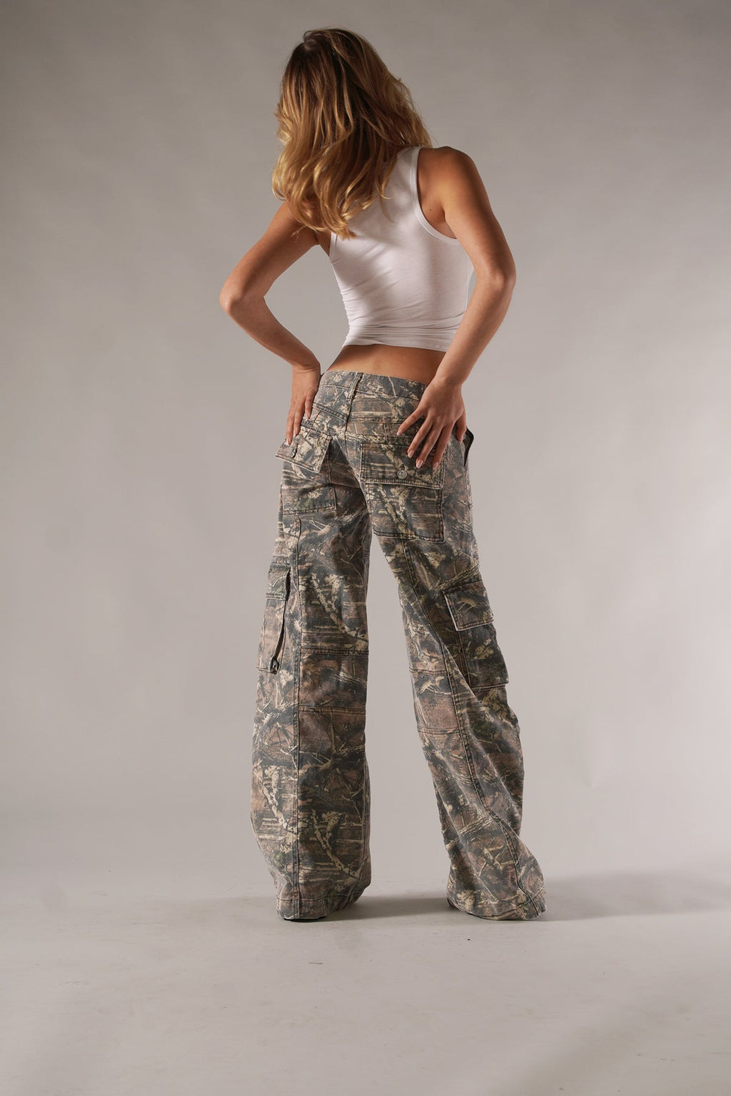Pantalon cargo pour dames avec motif camouflage et poches latérales appliquées