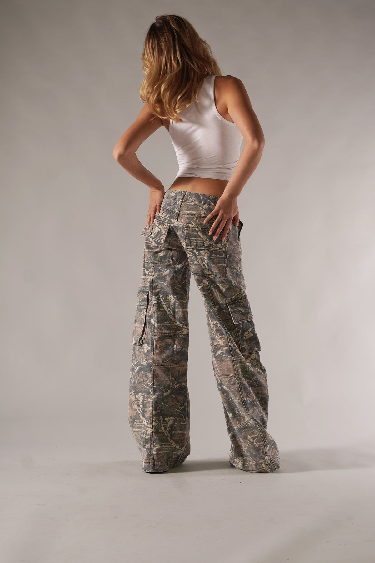 Pantalon cargo pour dames avec motif camouflage et poches latérales appliquées