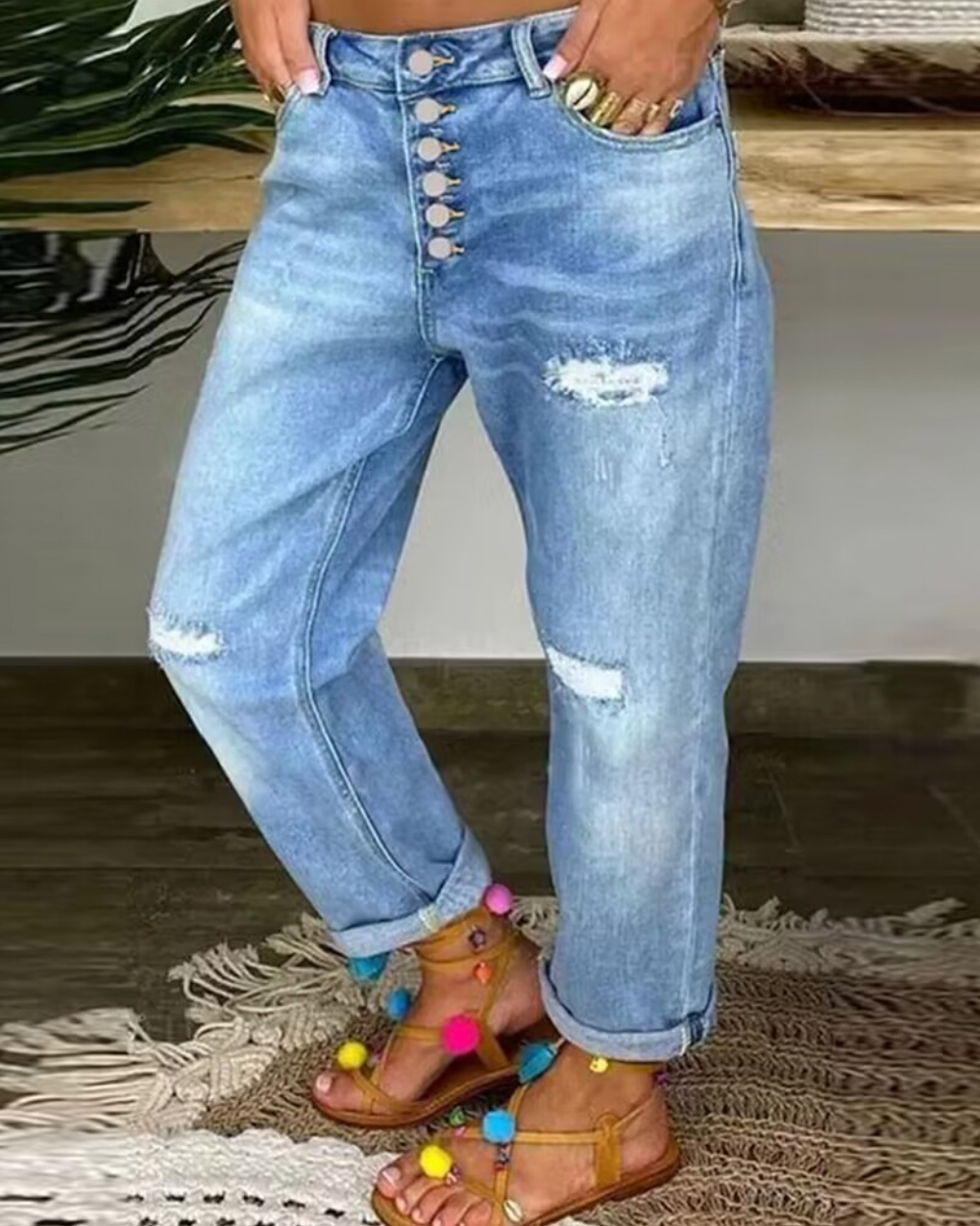Pantalon femme avec des trous aux genoux et aux cuisses et fermeture à boutons