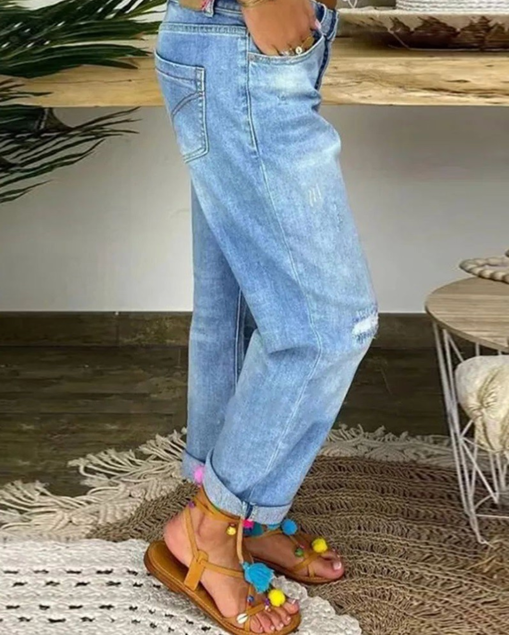 Pantalon femme avec des trous aux genoux et aux cuisses et fermeture à boutons