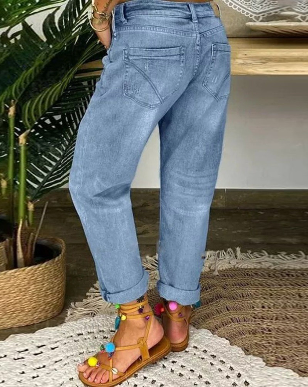 Pantalon femme avec des trous aux genoux et aux cuisses et fermeture à boutons