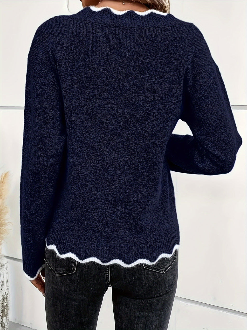 Elin | Pull élégant à col en V avec finition en scallop et manches longues