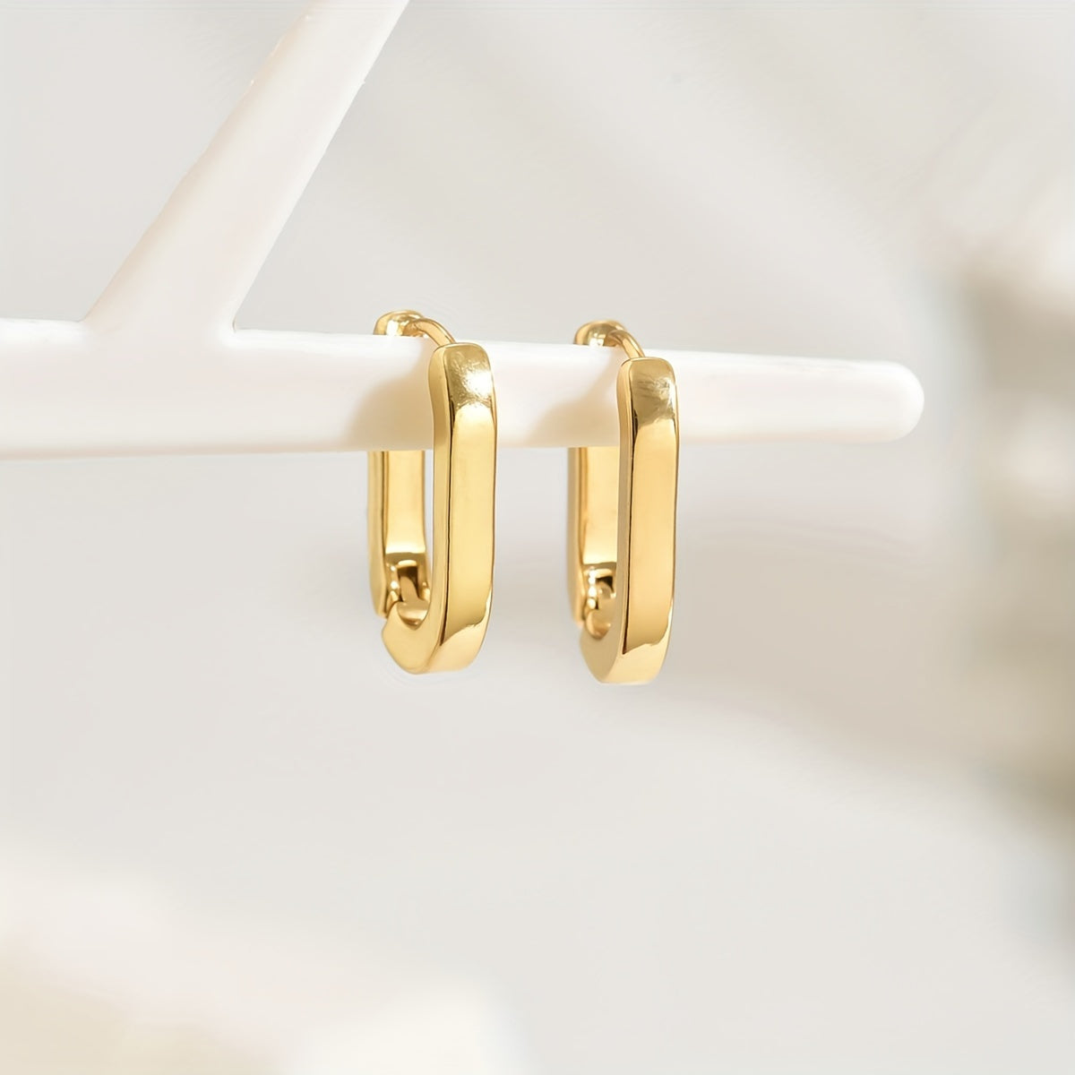 Boucles d'oreilles créoles élégantes de forme géométrique