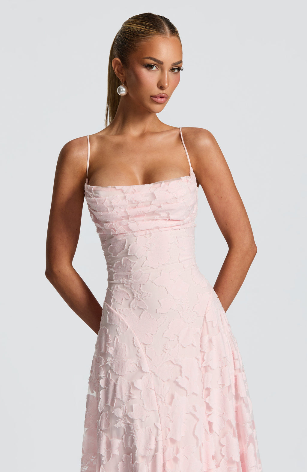 Rubis - Robe longue élégante en dentelle florale