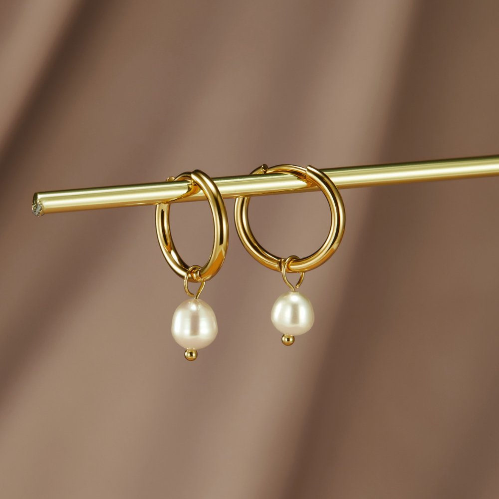 Boucles d'oreilles créoles Bella avec perles d'eau douce