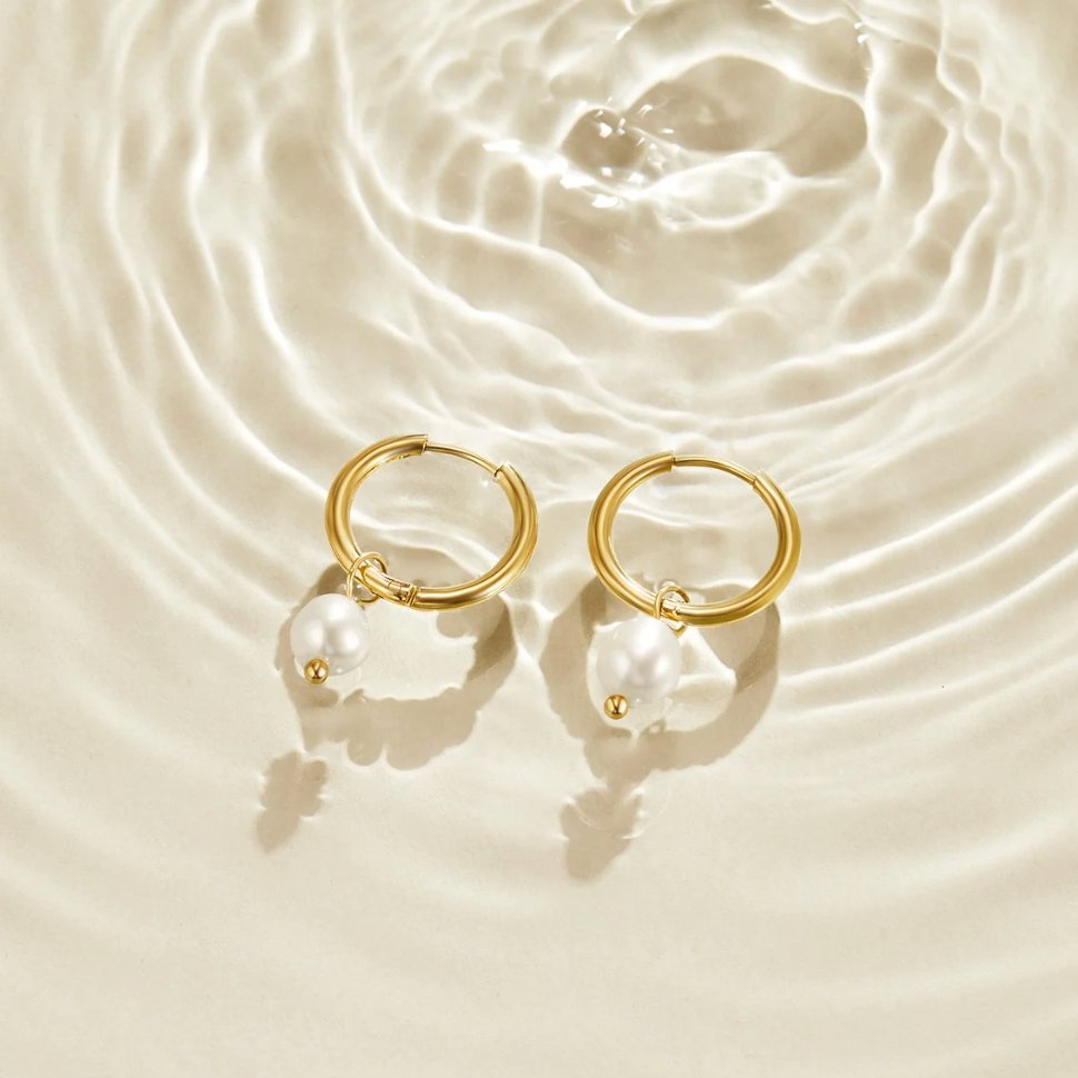 Boucles d'oreilles créoles Bella avec perles d'eau douce