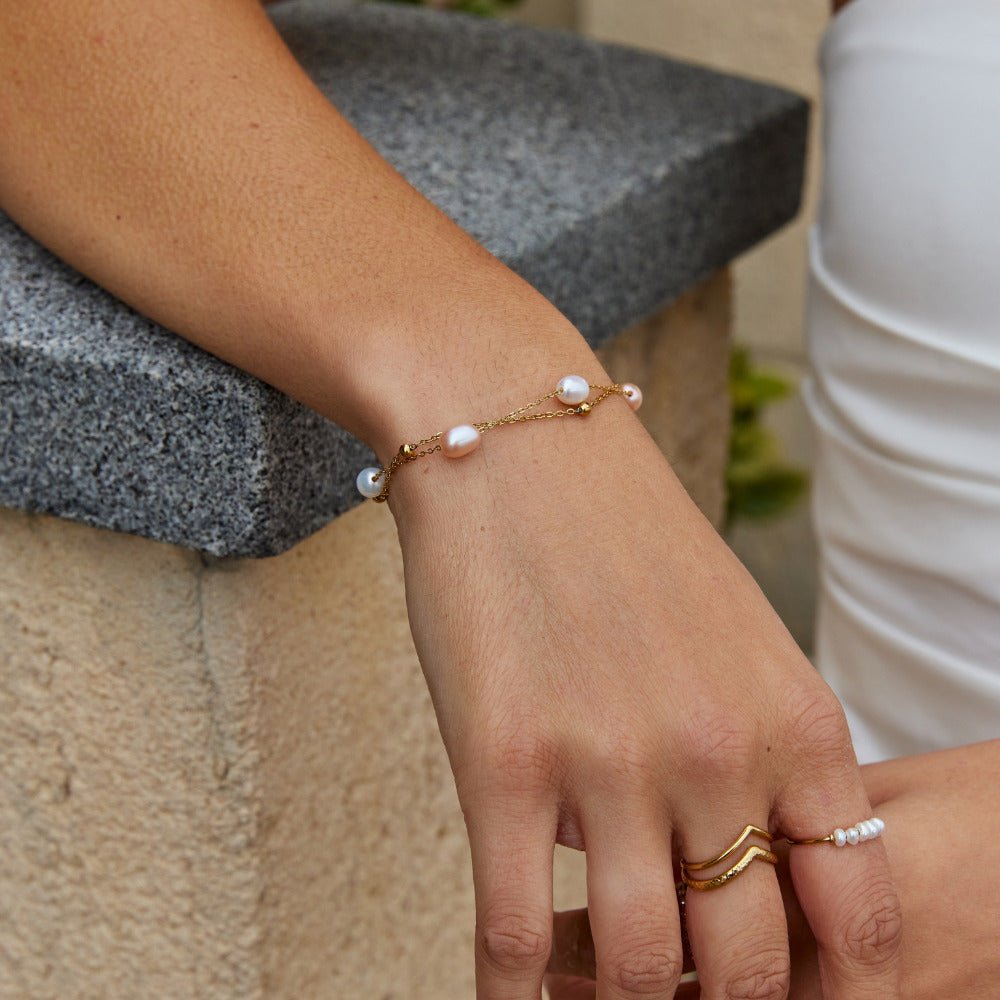 Bracelet superposé de perles d'eau douce
