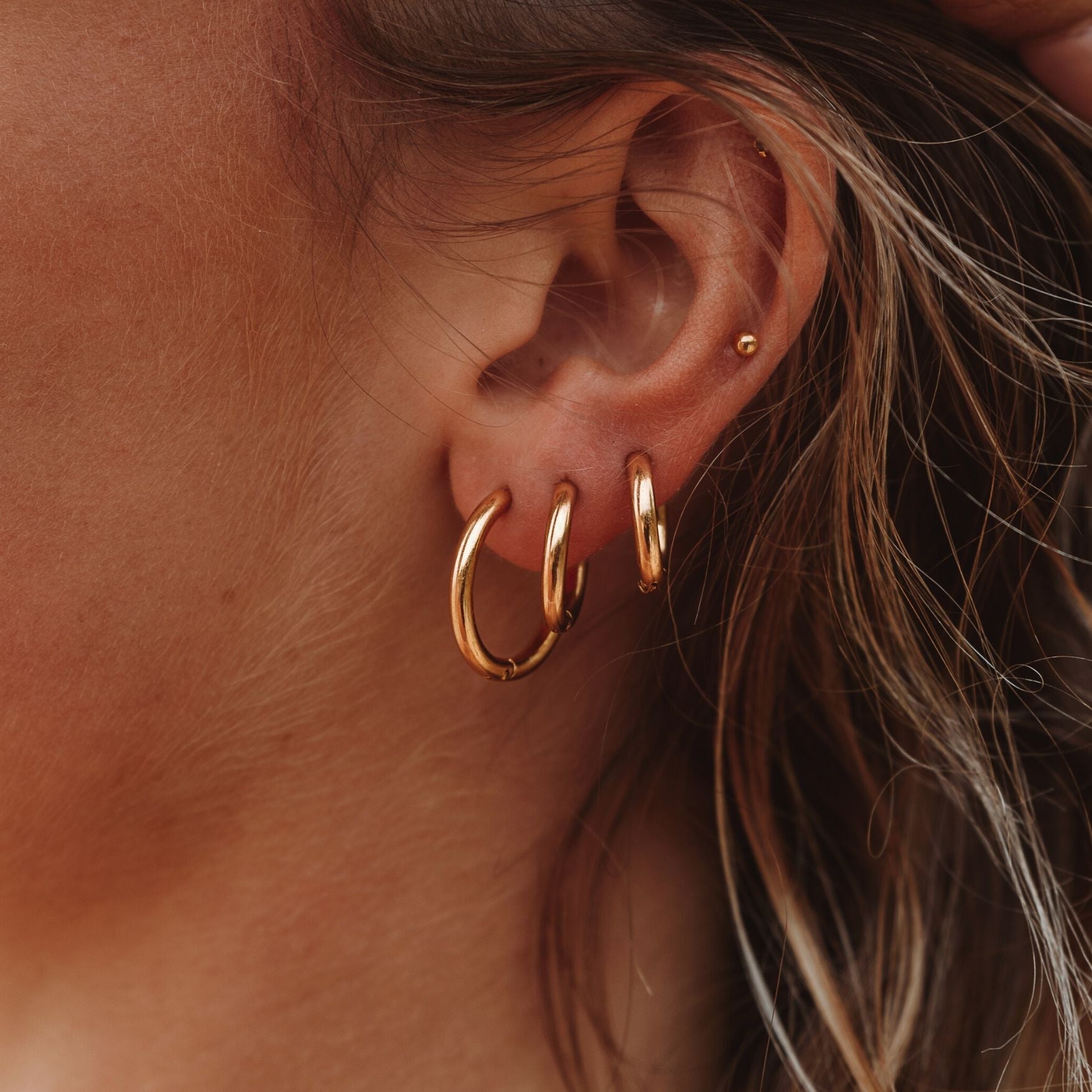 Le lot de trois boucles d'oreilles Effortless