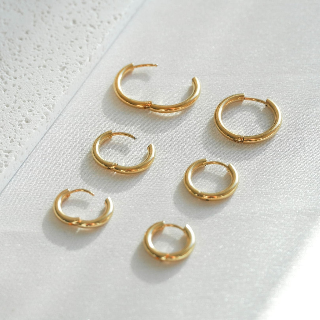 Le lot de trois boucles d'oreilles Effortless