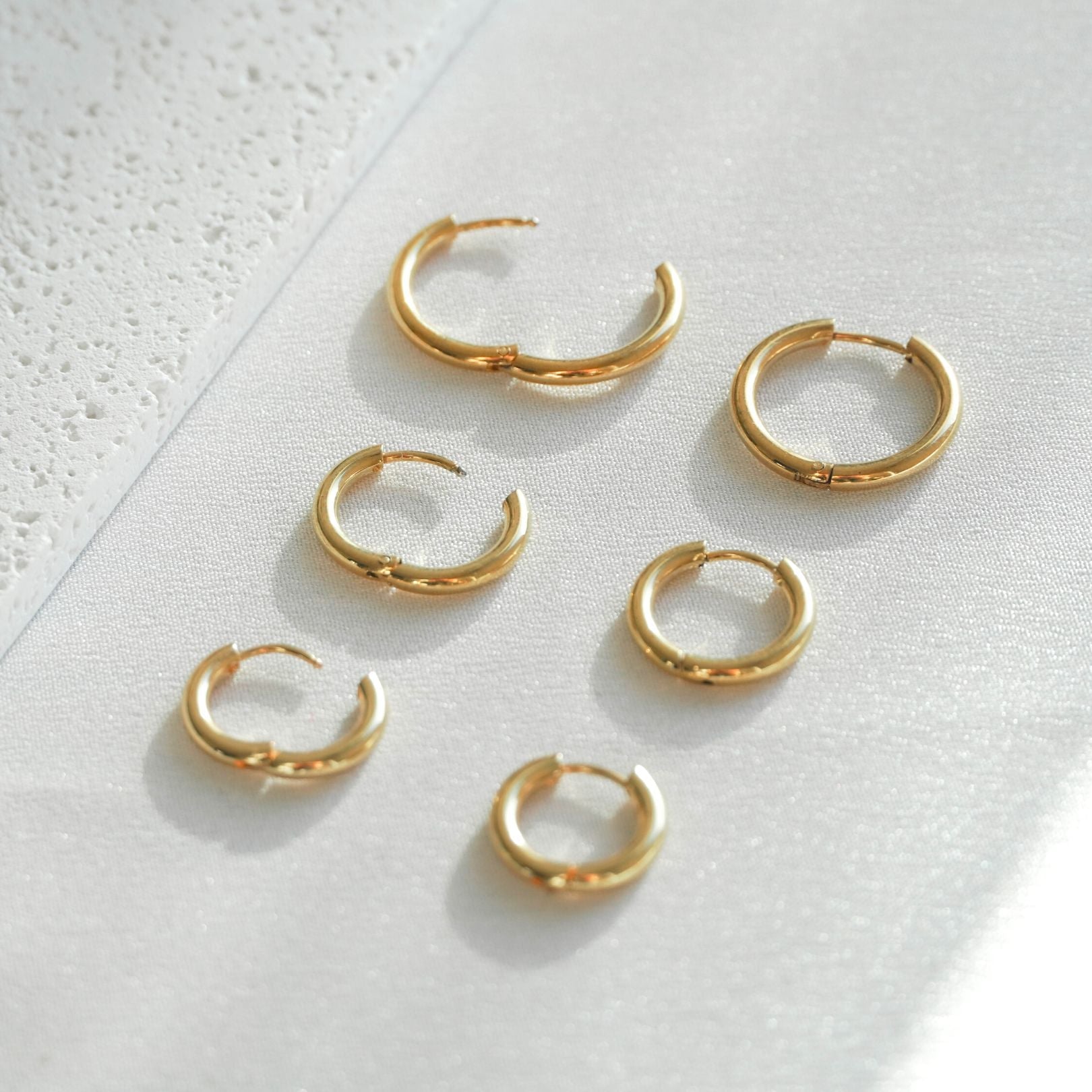 Le lot de trois boucles d'oreilles Effortless