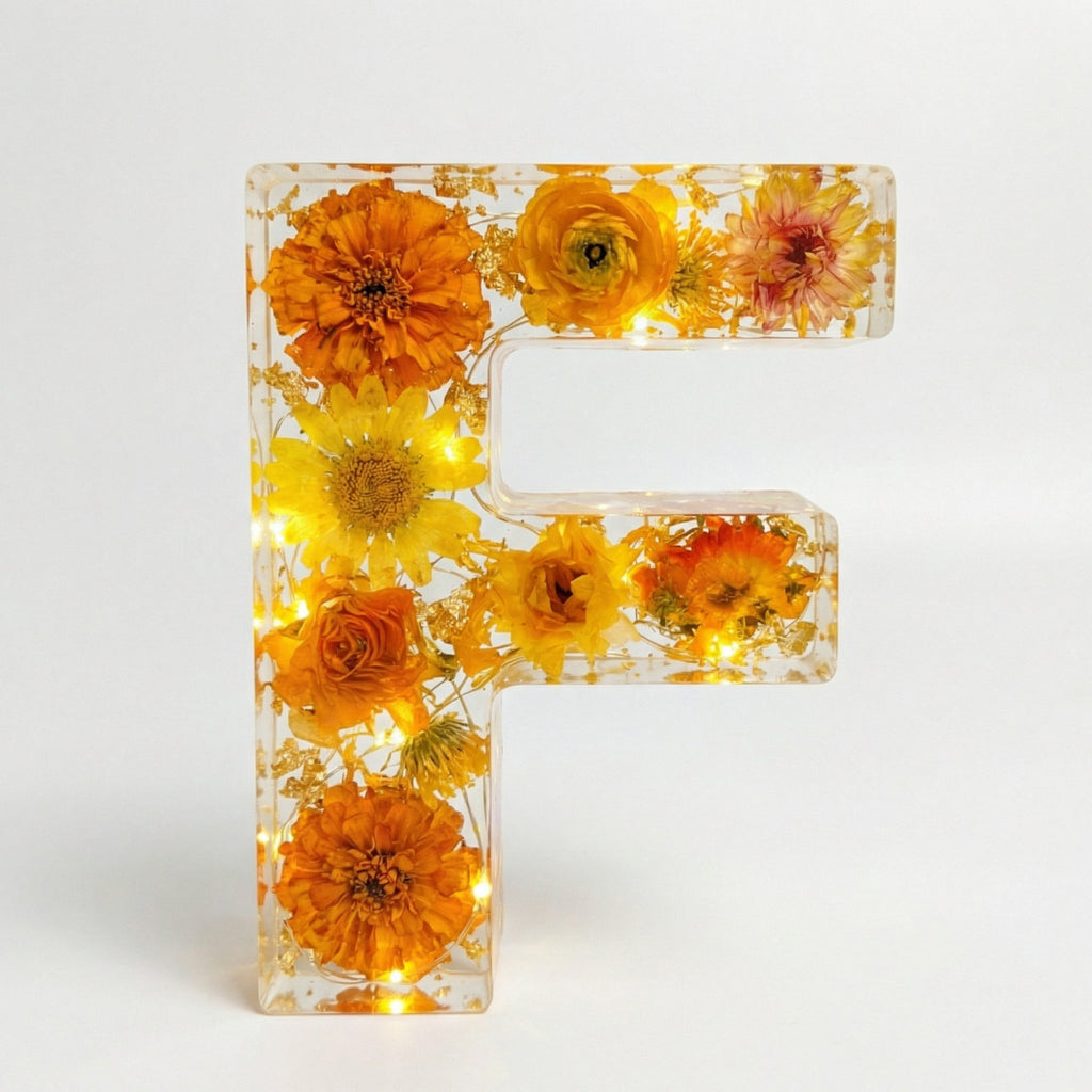 Florenza – Lettre lumineuse en résine florale personnalisée