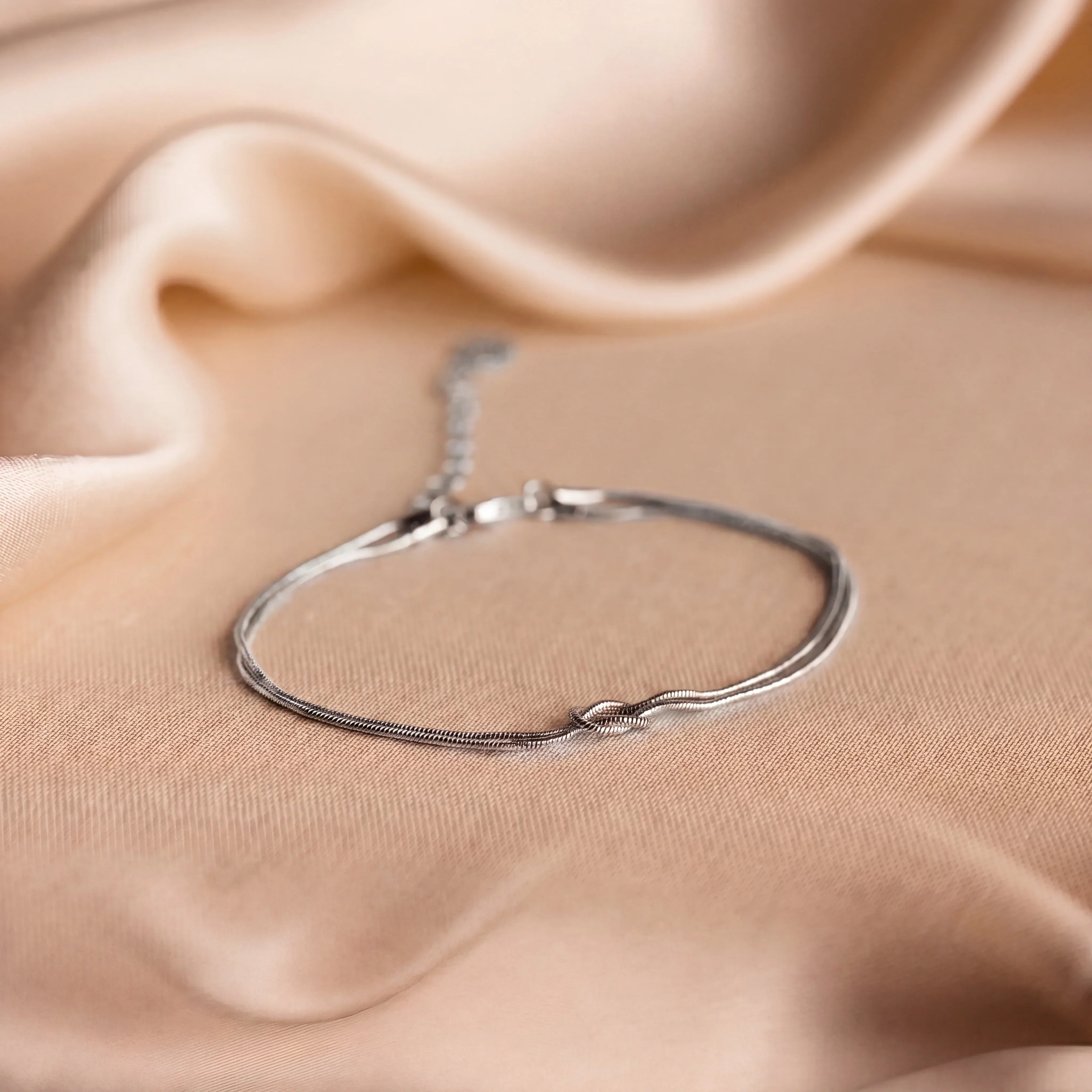 Forever Knot Bracelet – Un cadeau plein de sens pour les couples, les meilleurs amis et la famille