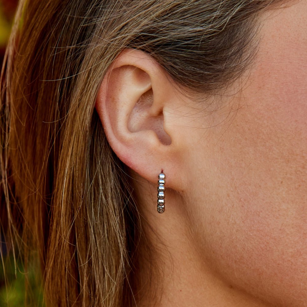 Boucles d'oreilles créoles Alba avec perles argentées