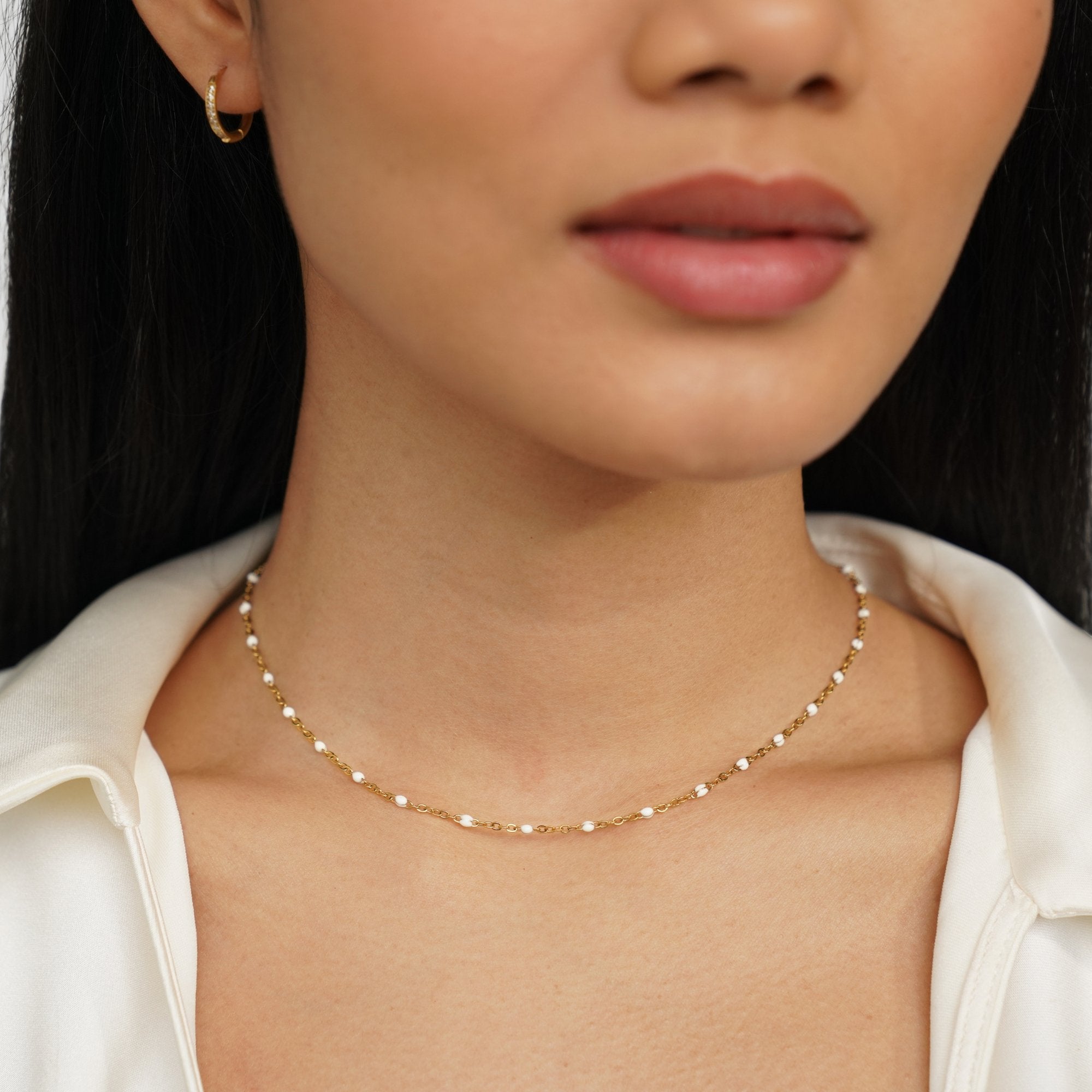 Le collier de perles blanches