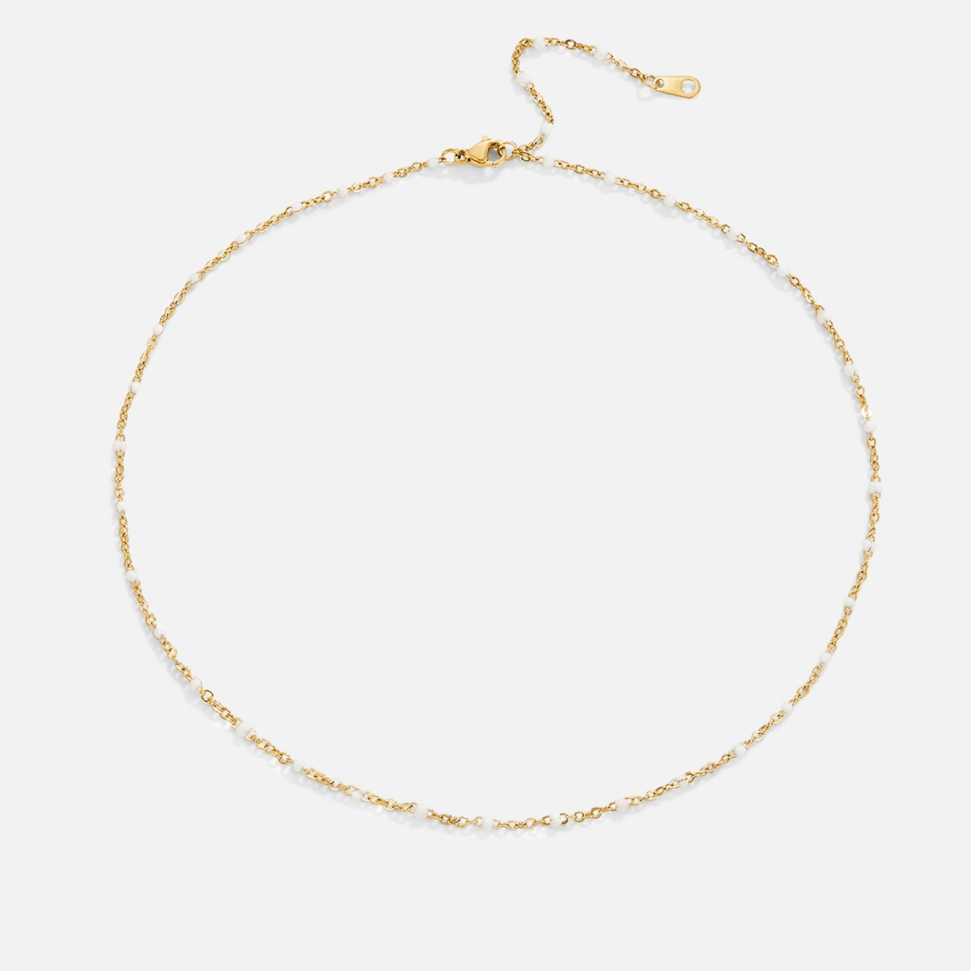 Le collier de perles blanches