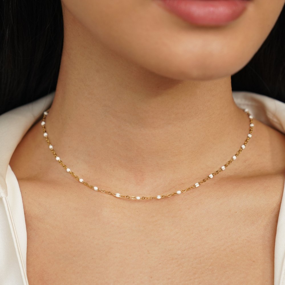 Le collier de perles blanches