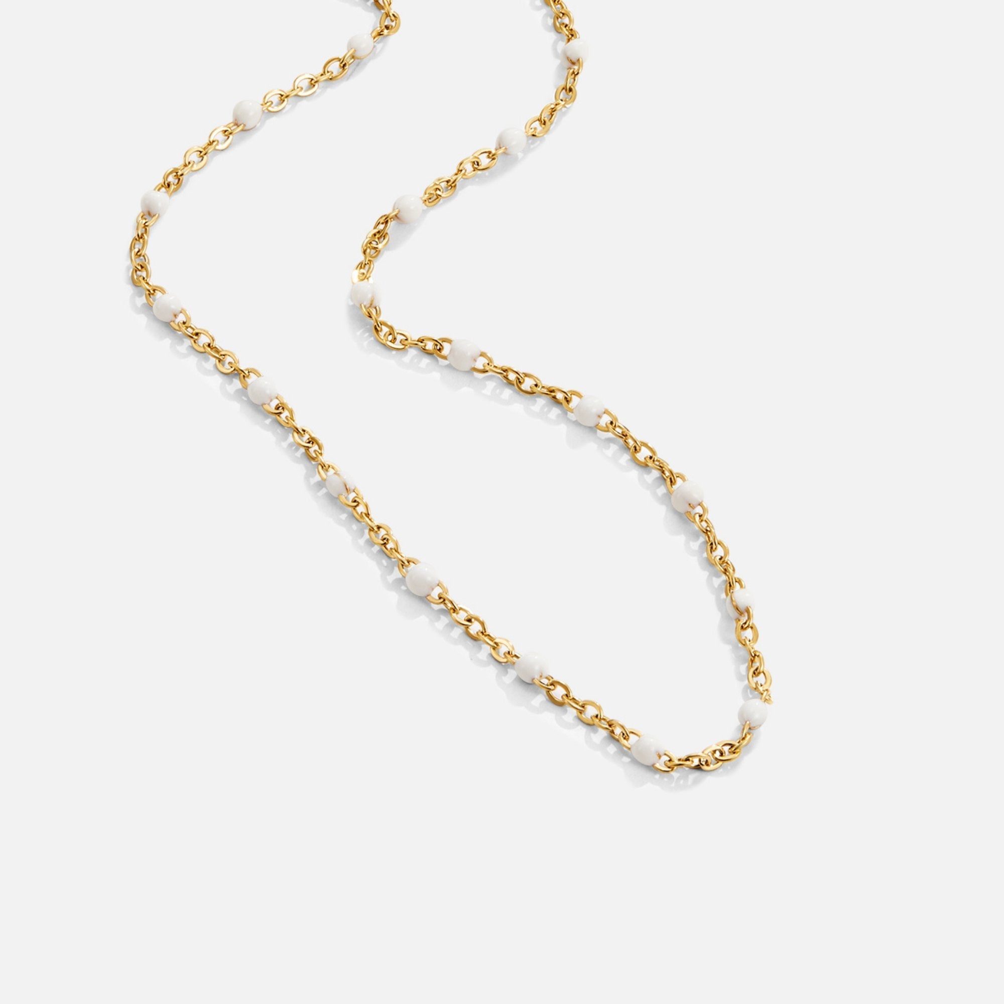 Le collier de perles blanches