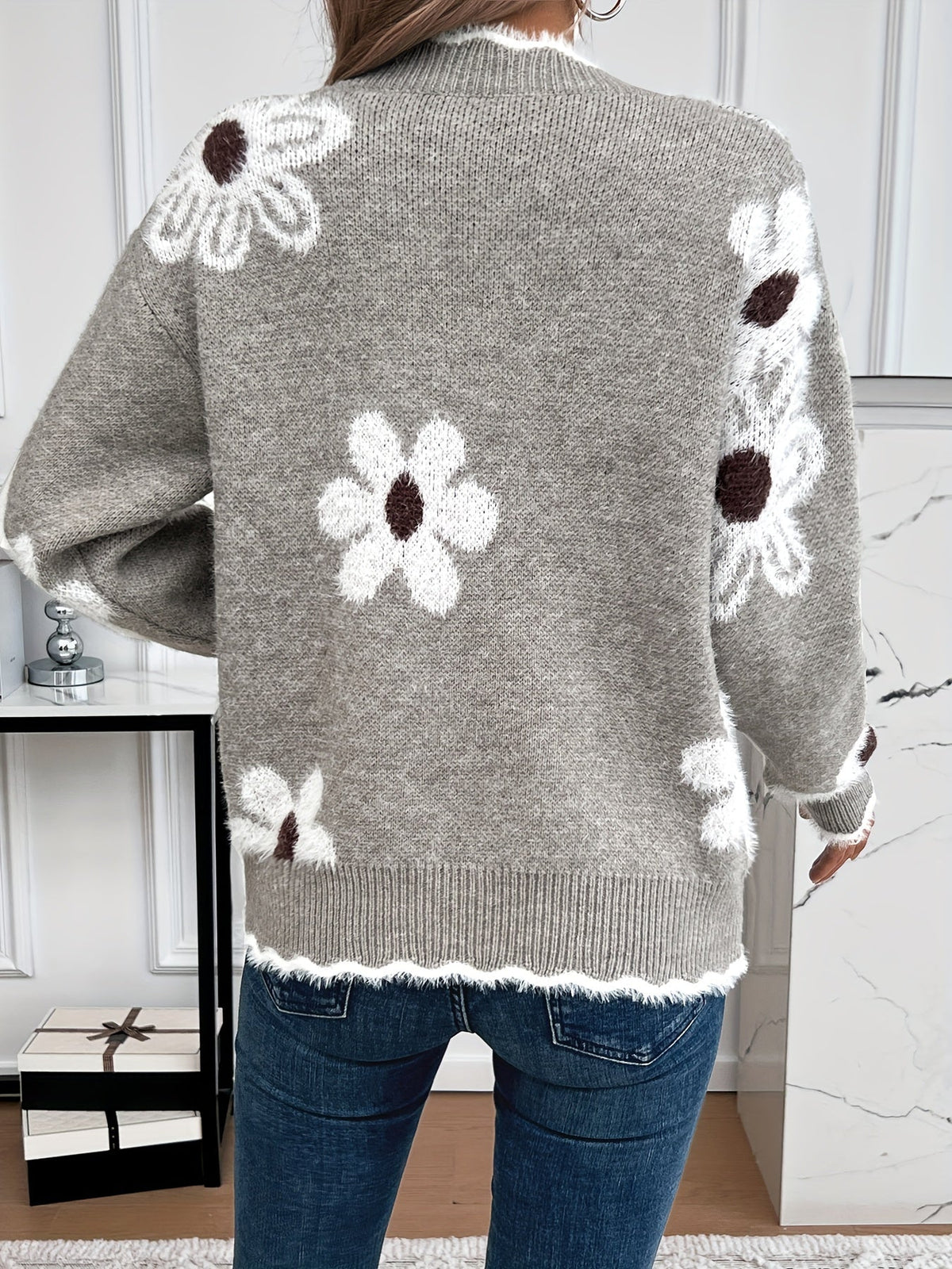 Nina | Pull en tricot avec motif floral et décolleté en V