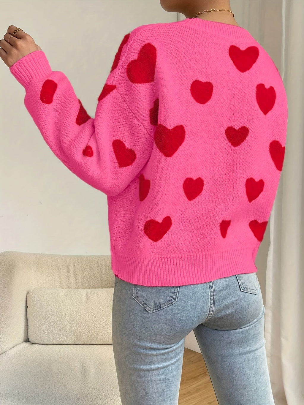 Sara | Pull rose avec motif de cœurs rouges et col rond