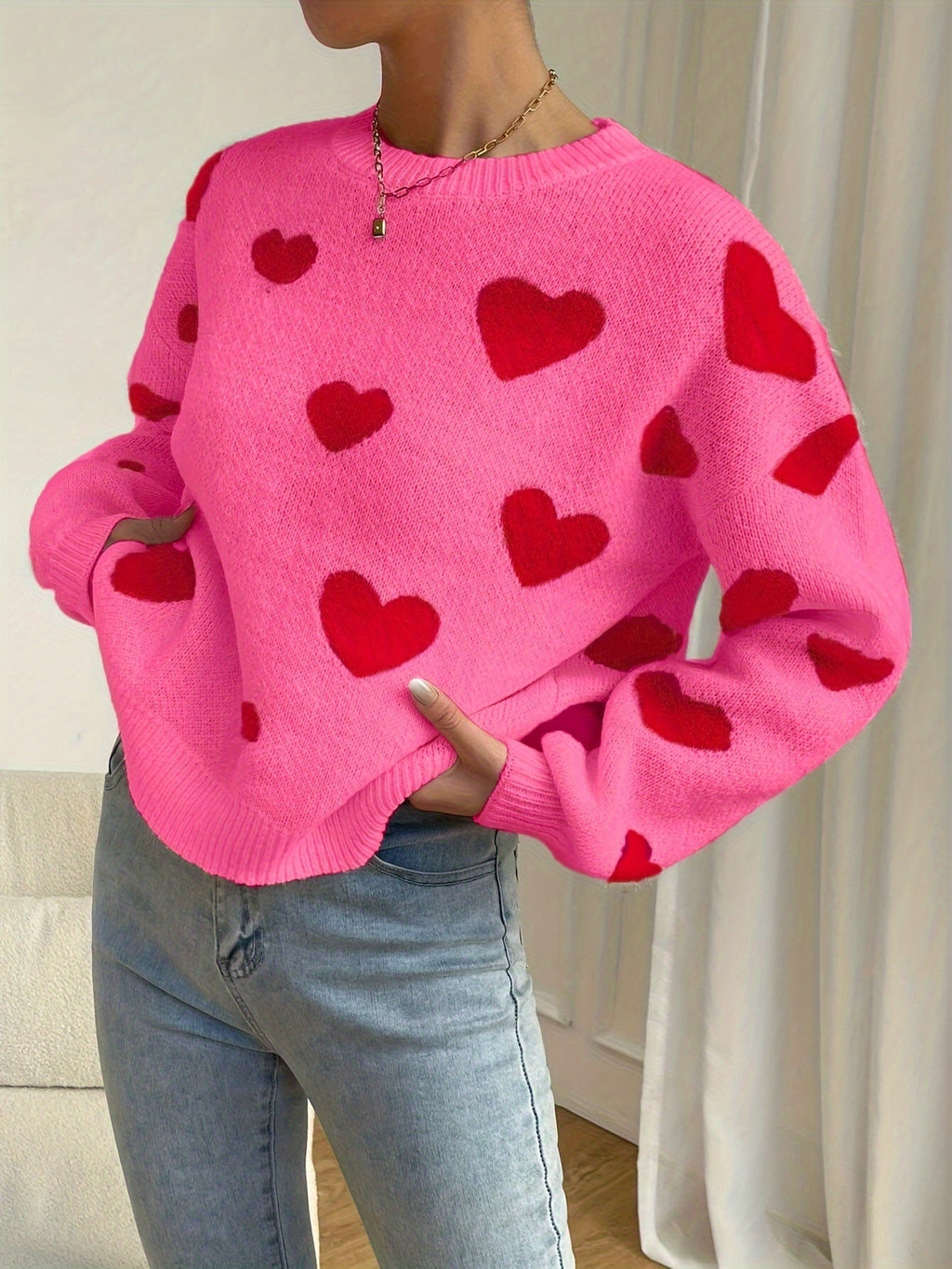 Sara | Pull rose avec motif de cœurs rouges et col rond